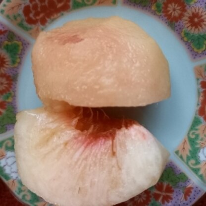 熟した桃だったのですが、このようにすると、とても簡単で美味しかったです！
